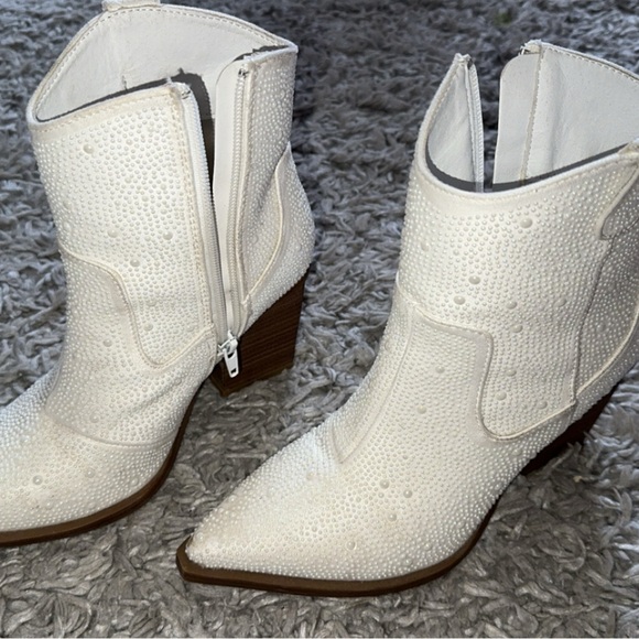Mia Boots - Picture 1 of 2